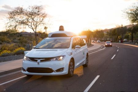 Taxis autonomes : Waymo lance un service commercial