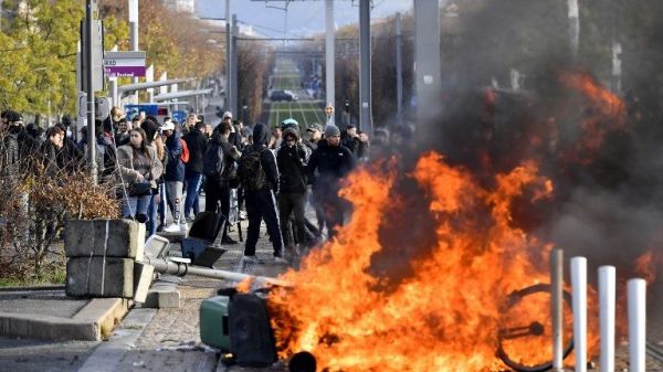 Plus de 200 lycées et collèges bloqués, 146 interpellations dans les Yvelines après des incidents