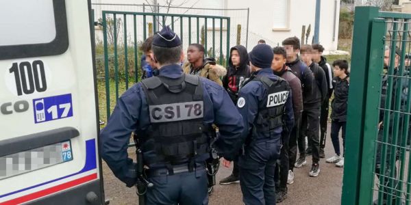 Mantes-la-Jolie : des images choquantes de lycéens interpellés par la police
