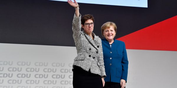 Les conservateurs allemands élisent une fidèle d'Angela Merkel à leur tête