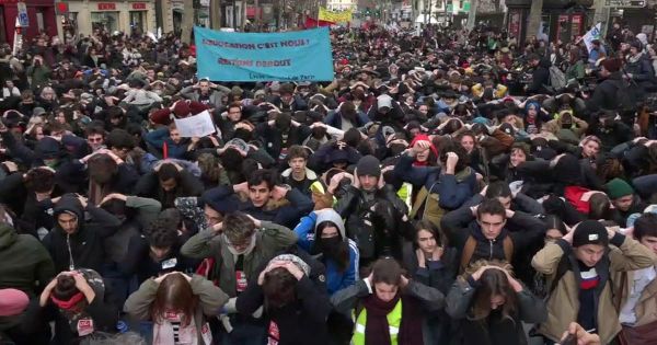 En soutien aux jeunes de Mantes-la-Jolie, des centaines d'étudiants et lycéens à genoux