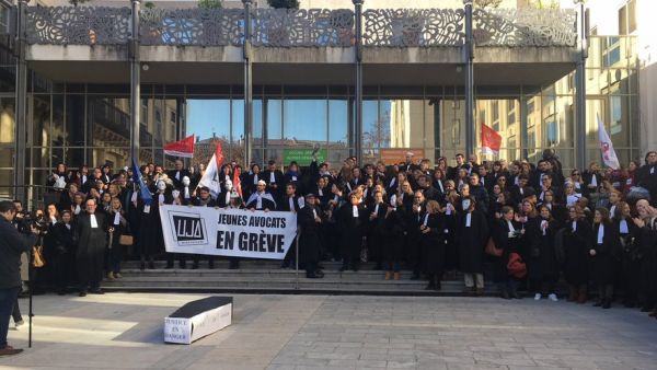 Montpellier : environ 300 avocats forcent la grille de la préfecture ce mercredi