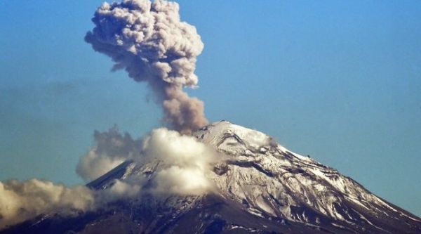 VIDEO. Mexique: La spectaculaire éruption du volcan Popocatépetl