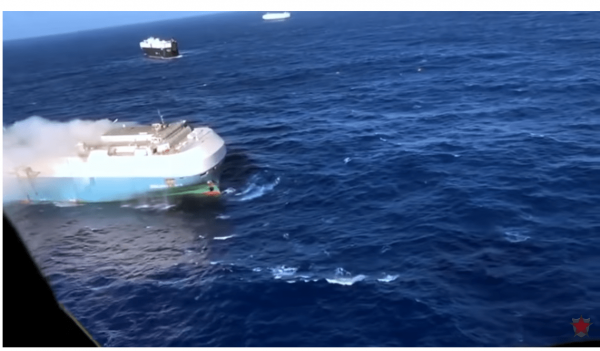 Océan Pacifique : un bateau en feu avec 3.500 voitures Nissan abandonné par son équipage