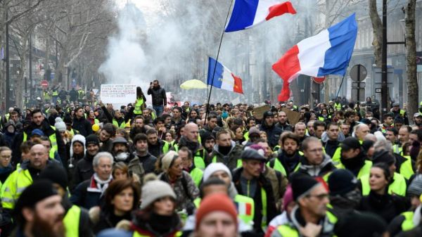 EN DIRECT - Gilets jaunes : des milliers de manifestants dans plusieurs grandes villes, tensions place de l'Etoile à Paris