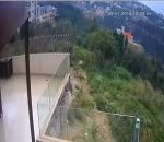 Une armoire se suicide en sautant d'un balcon