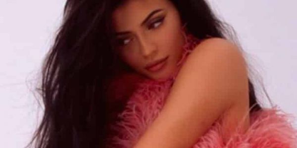 Instagram: Kylie Jenner se transforme en flamant rose !
