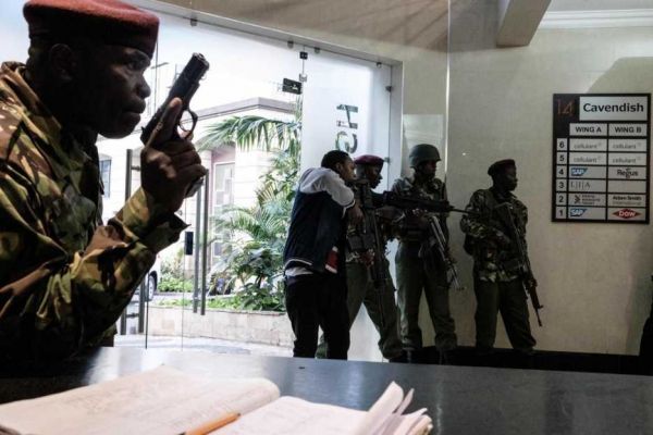Forces kenyanes contre Al Shabab à Nairobi : 14 victimes