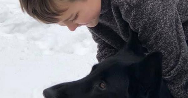 Il conduit pendant des heures pour réunir un chien et son petit propriétaire de 8 ans qui se bat contre un cancer