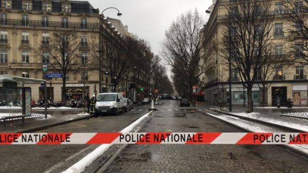 Paris : des individus braquent une banque des Champs-Elysées et s'enfuient avec le contenu d'une trentaine de coffres