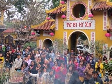 Aller à la pagode au Nouvel An lunaire - belle coutume des Vietnamiens