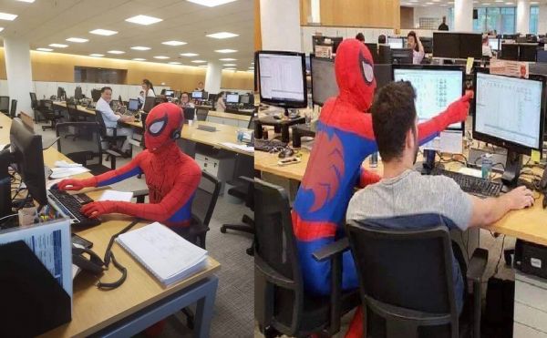 Pour son dernier jour de travail, cet homme arrive en s’habillant comme Spider-Man