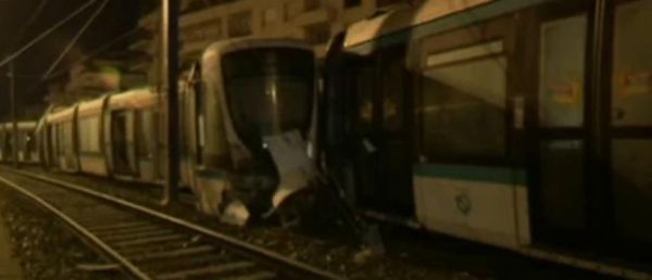 Issy-les-Moulineaux - Accident spectaculaire de tramway hier soir avec une collision entre 2 rames : 12 blessés dont un grave - Vidéo