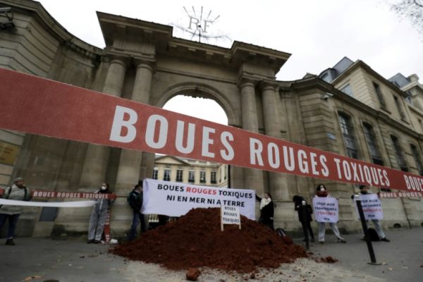 Des «boues rouges» déversées devant le ministère de l'Ecologie