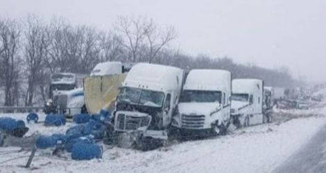 Carambolage entre camions sur une route enneigée (Missouri)