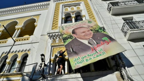 Heurts à Alger entre policiers et manifestants tentant de rejoindre la présidence
