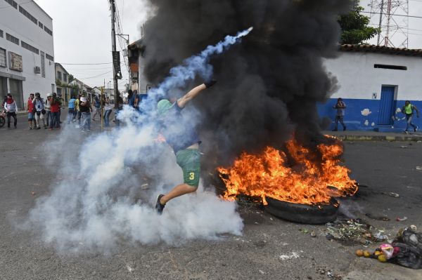 Violences aux frontière du Venezuela pour défendre l'aide humanitaire