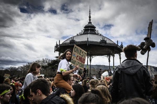 "Plus chauds que le climat": la jeunesse française répond en masse à l'appel de Greta Thunberg