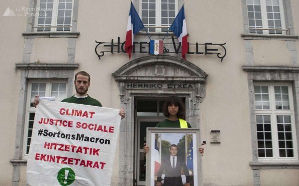 Le portrait de Macron décroché à la mairie de Mauléon