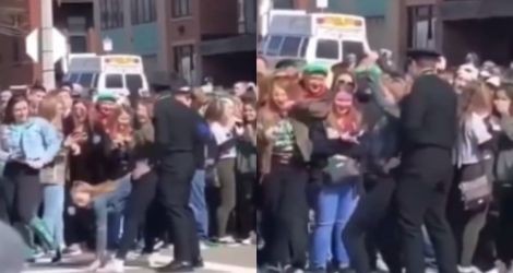 Un policier passe un très bon moment pendant la Saint-Patrick