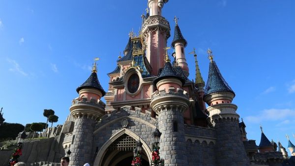 Des détonations provoquées par un tapis défectueux provoquent un mouvement de foule à Disneyland