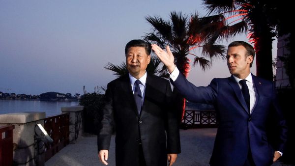 Emmanuel Macron reçoit le président chinois Xi et appelle à un ...