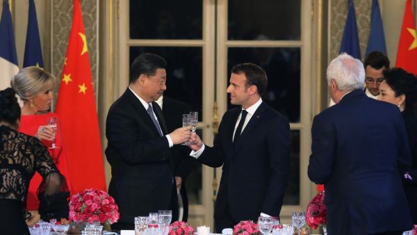 Face à Xi Jinping, Macron, Merkel et Juncker cherchent une unité...