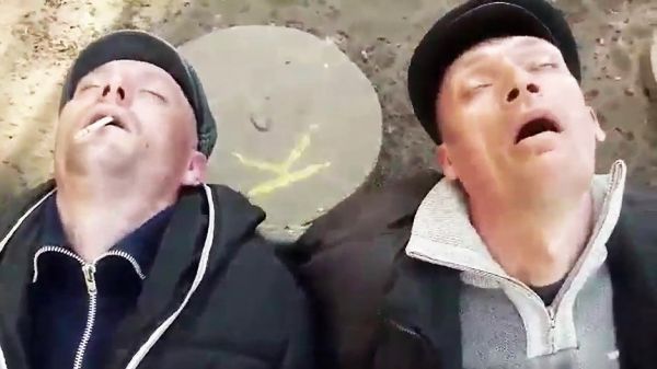 Deux russes ivres font une pause
