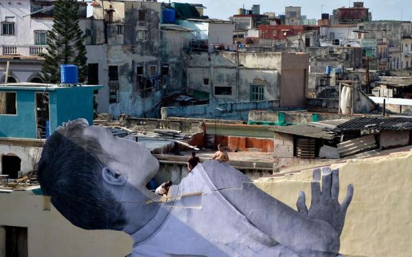 La Havane épiée par un enfant géant, nouveau fait d'armes de l'artiste français JR