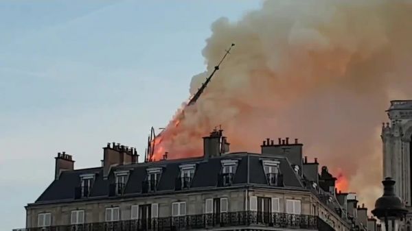 VIDÉO - Incendie à Notre-Dame : les images de la flèche en train de s'effondrer