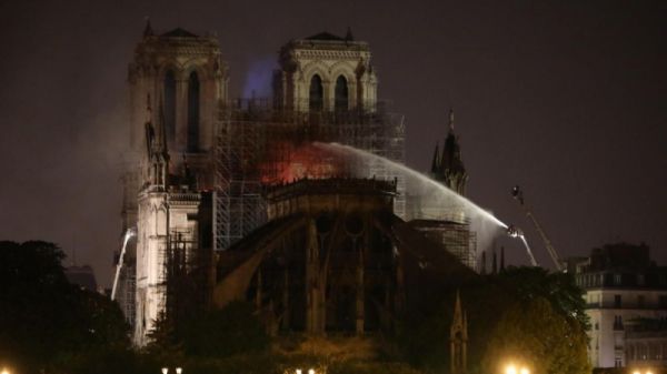 Notre-Dame de Paris : l'incendie maîtrisé