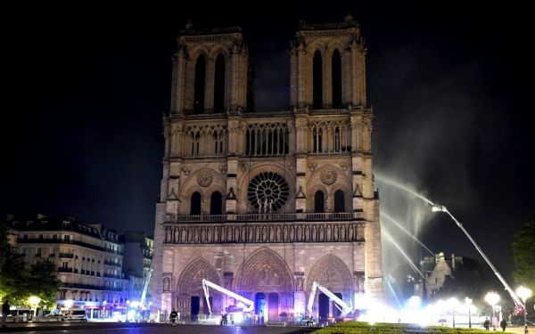 Incendie de Notre-Dame de Paris : "sauver" la cathédrale, un "défi immense" pour les pompiers