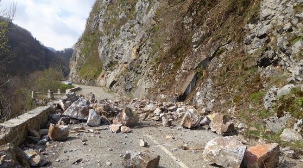 Ariège: Des cailloux partout... La route du Tour de France coupée par un éboulement rocheux