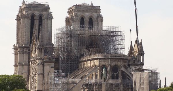 La société qui restaurait la flèche de Notre-Dame explique : "Beaucoup parlent sans savoir” - La Thèse criminelle devient évidente