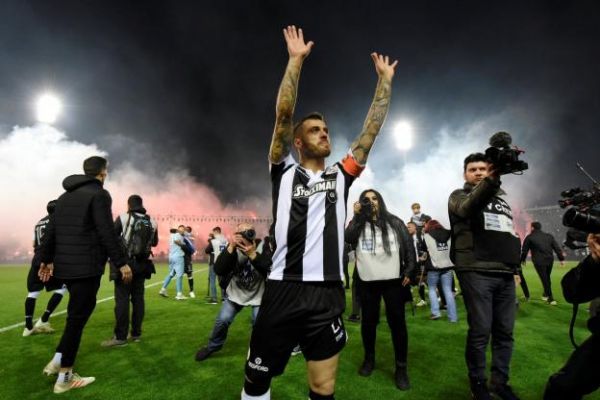 Foot - WTF - Le PAOK Salonique fait entrer son capitaine Vieirinha pour fêter le titre, malgré sa grave blessure à un genou