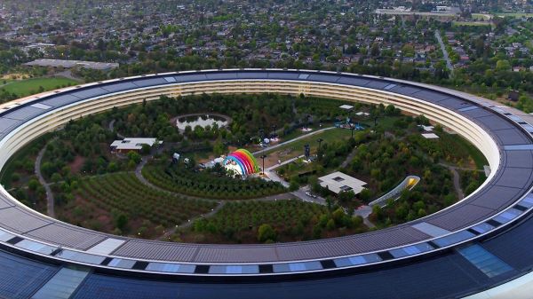 Apple Park, une scène Arc-en-Ciel filmée depuis le drone de Duncan