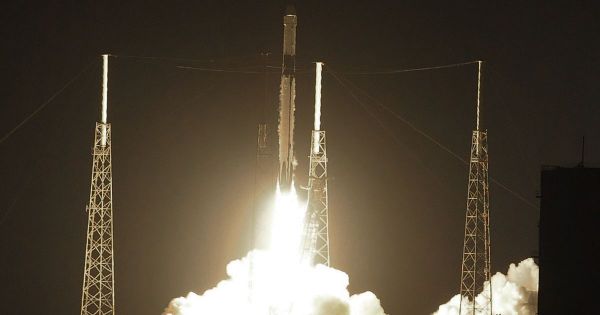 Voici à quoi ressemblent les 60 premiers satellites qui seront lancés par SpaceX
