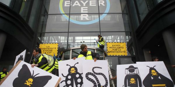 Des manifestations contre le géant de l'agrochimie Bayer-Monsanto en France et dans le monde