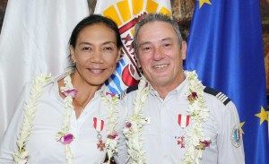 Deux agents de la DSP chevaliers dans l'ordre de Tahiti Nui