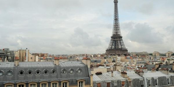 VIDÉO. La tour Eiffel évacuée d'urgence, un homme aperçu escaladant l'édifice