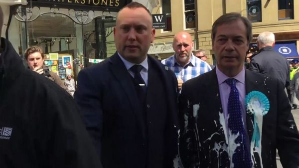 Le parti pro-Brexit de Nigel Farage secoué par des agressions… au milk-shake