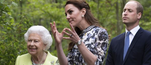 Au côté de la reine, Kate Middleton fait sensation dans une longue robe fleurie