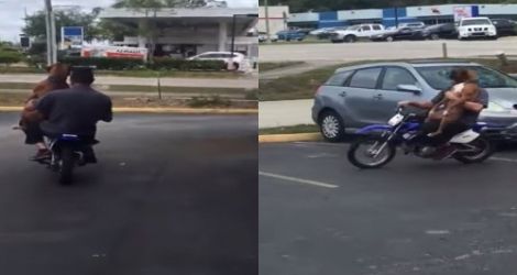 Un père de famille fait de la moto avec son chien