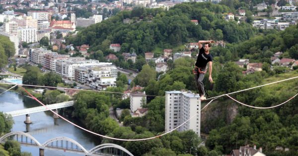 Photos. Besançon : premiers pas des funambules sur la highline