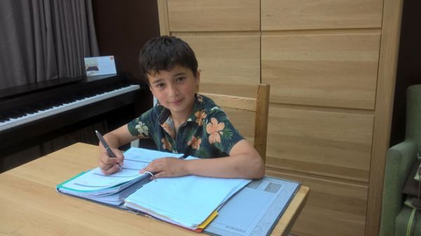 Belgique: À seulement 9 ans, Félix va passer les épreuves du certificat d'étude de base