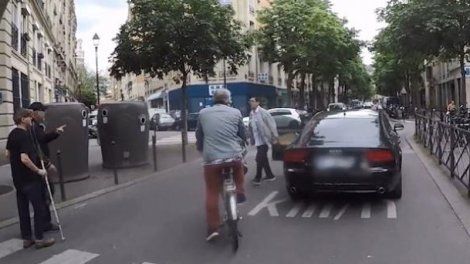 Paris : un automobiliste manque de percuter un aveugle puis l'agresse