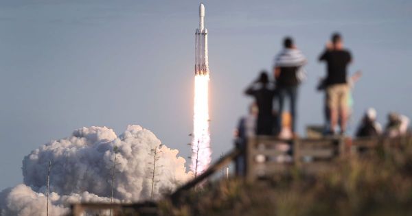 La Falcon Heavy de SpaceX lance une "voile solaire" dans l'espace