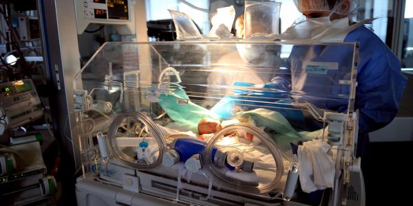 Jusqu'à trente jours de congé paternité supplémentaires pour les pères des bébés hospitalisés