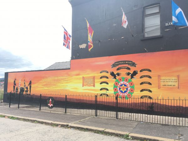 Irlande du Nord. Les drapeaux paramilitaires bientôt retirés des rues de Belfast ?