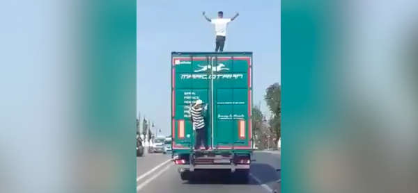 Vidéo : Il danse sur le toit d’un camion en marche…